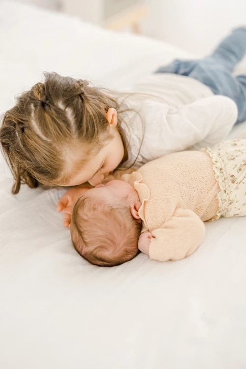 enfant bonheur marron gris bébé